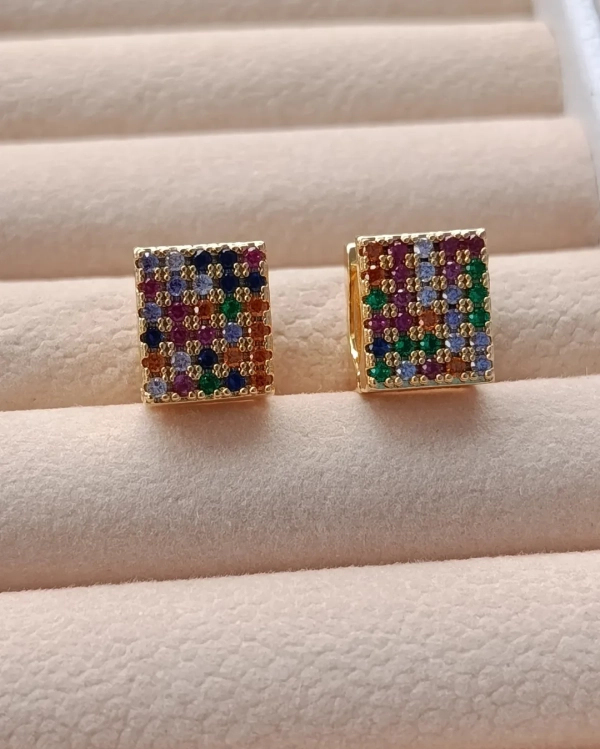 Brinco quadrado cravejado com zirconias coloridas