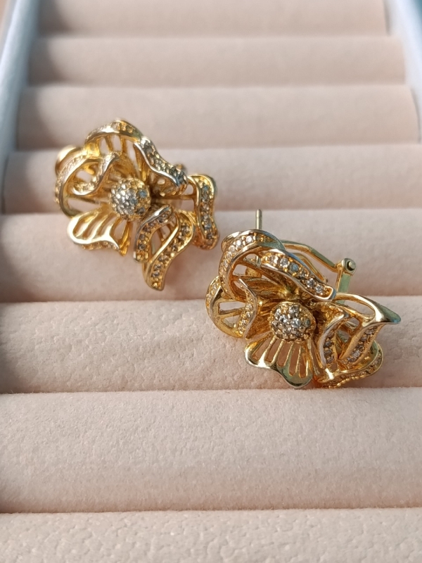 Brinco Flor Trabalhada a Ouro 18k