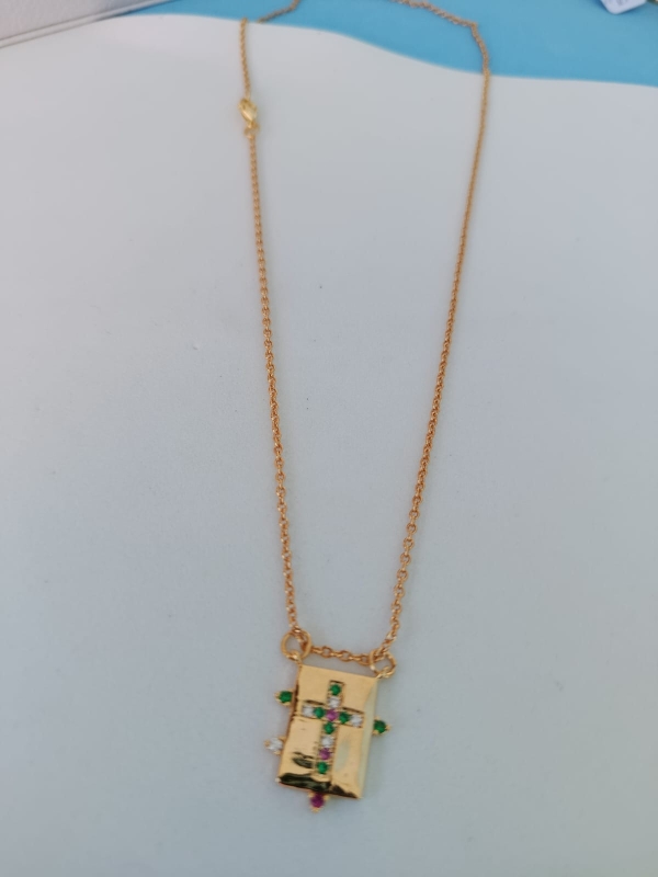 colar pingente  crucifixo cravejado com zirconias coloridas - Imagem 3
