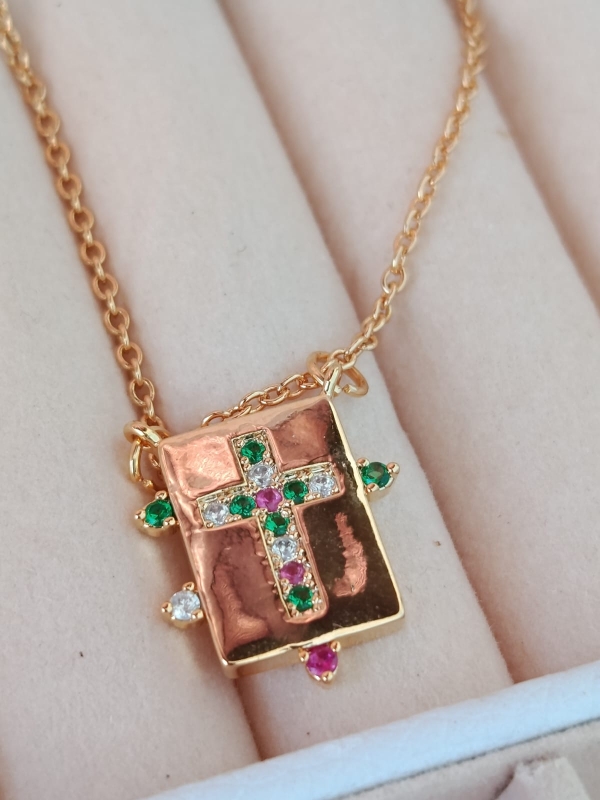 colar pingente  crucifixo cravejado com zirconias coloridas