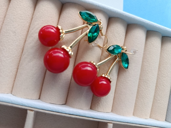 Brinco cherry banhado em ouro