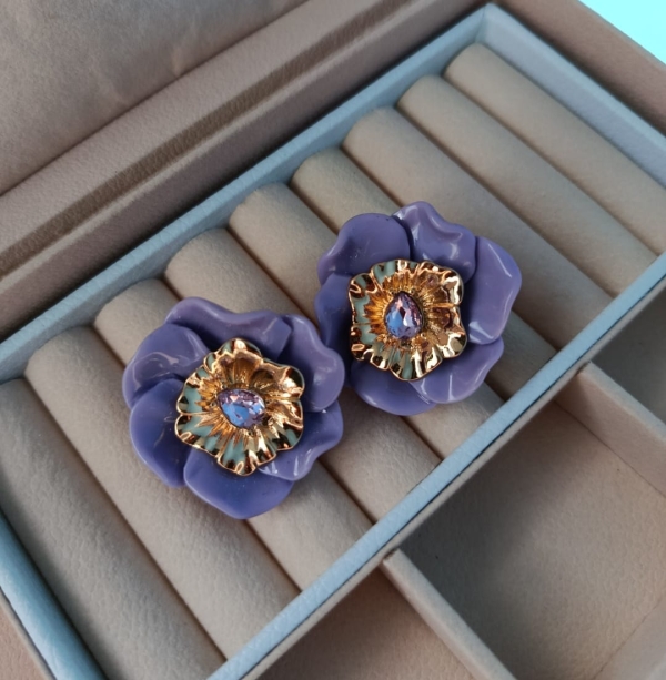 Brinco floral em resina com zirconia