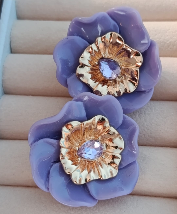 Brinco floral em resina com zirconia - Imagem 3