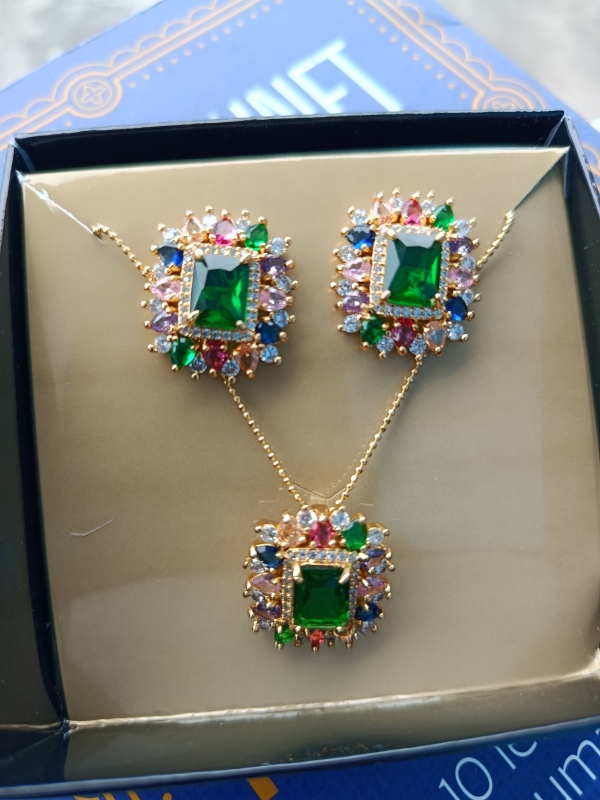 Colar com micro zircônias coloridas