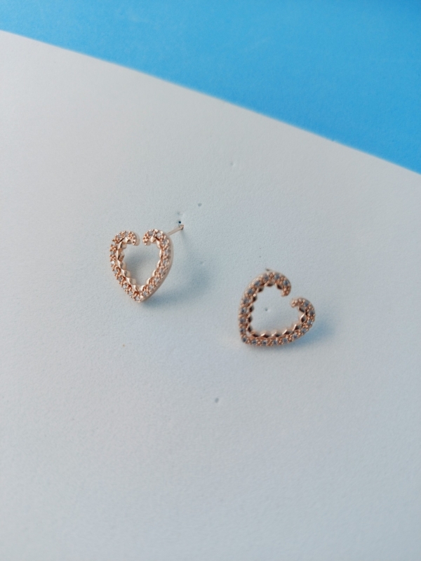 BRINCO CORAÇÃO VAZADO COM CRAVEJADO COM MICROZIRCÔNIAS - Imagem 2