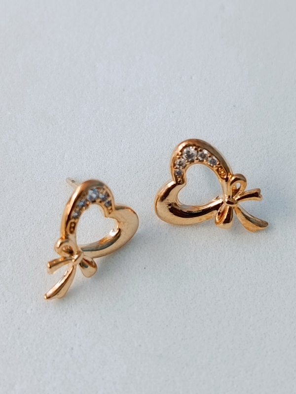 BRINCO CORAÇÃO VAZADO CRAVEJADO COM MICROZIRCÔNIAS