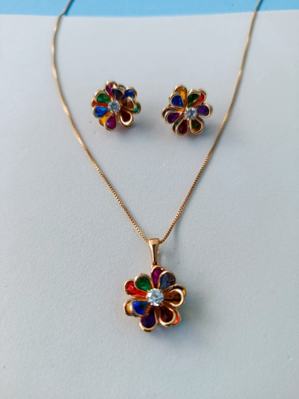 Conjunto com pingente colorido
