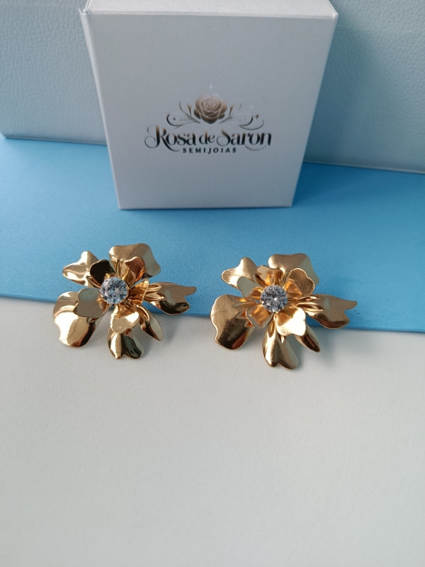 Brinco flor com zircônia no centro - Imagem 4