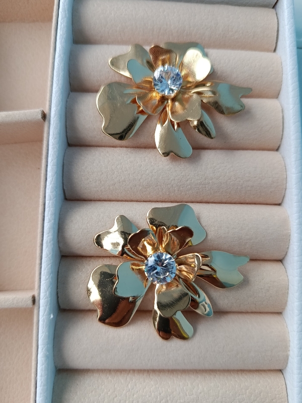 Brinco flor com zircônia no centro